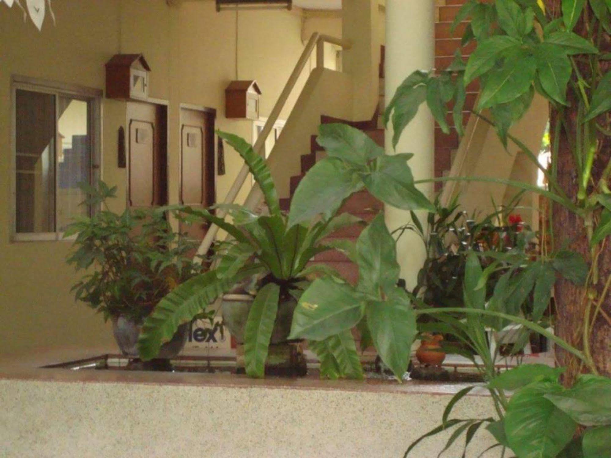 Safe House Court Hotell Chiang Mai Eksteriør bilde